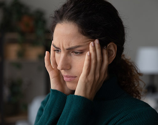 Femme souffrant de l'hypersensibilité au bruit